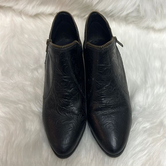 Heiress Black Leather Embossed Zipper Booties 7 B-23 - Picture 4 of 9